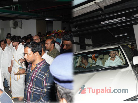 Mahesh Babu Taking Part In Last Rites Of His Mother